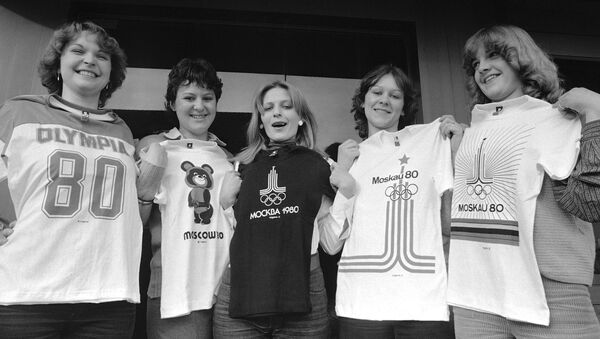  Девушки с футболками с эмблемами Олимпиады-80 - Sputnik Узбекистан