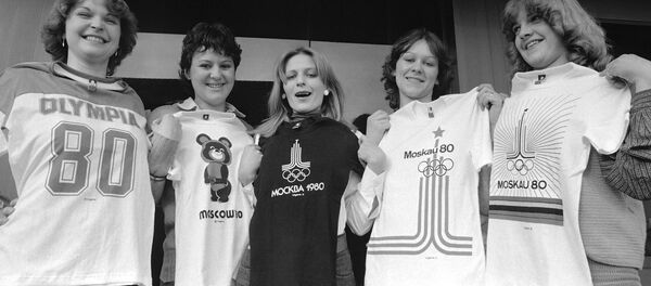Девушки с футболками с эмблемами Олимпиады-80 Девушки с футболками с эмблемами Олимпиады-80 - Sputnik Узбекистан