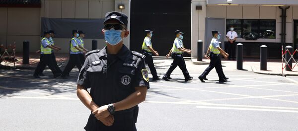 Полицейский стоит перед зданием бывшего консульства  США в Чэнду, провинция Сычуань, Китай Полицейский стоит перед зданием бывшего консульства  США в Чэнду, провинция Сычуань, Китай - Sputnik Ўзбекистон