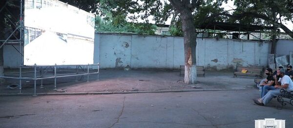 У стационара в Узэкспоцентре установили мониторы для родственников пациентов У стационара в Узэкспоцентре установили мониторы для родственников пациентов - Sputnik Ўзбекистон