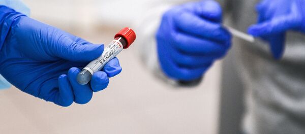 Пробирка с анализами крови в руках медработника - Sputnik Узбекистан
