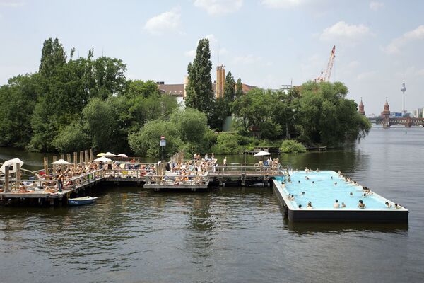 Люди плавают в открытом бассейне на реке Шпрее  в Берлине. - Sputnik Узбекистан