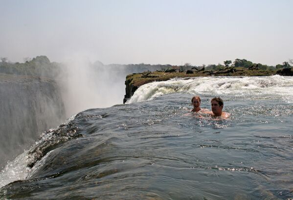 Природный бассейн Devil's Pool (Дьявольский бассейн) в водопаде Виктория. - Sputnik Узбекистан