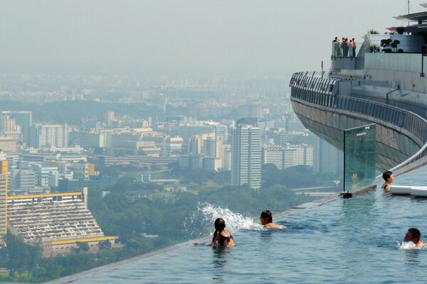 Безбрежный бассейн на вершине сингапурского небоскреба. - Sputnik Узбекистан