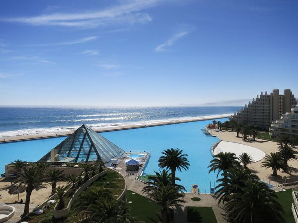Вид на самый большой на Земле плавательный бассейн, Чили. - Sputnik Узбекистан