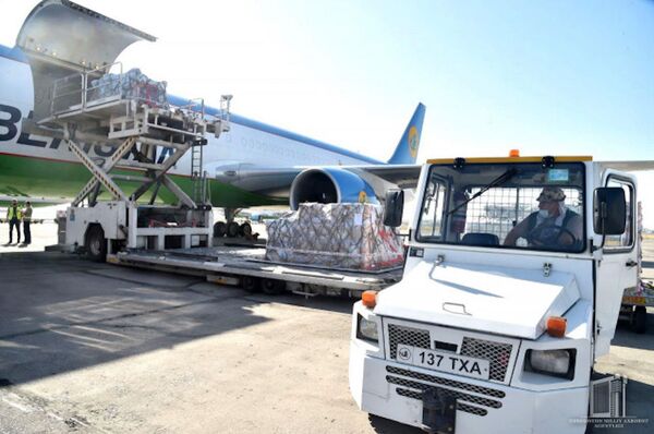 В Узбекистан прибыл гуманитарный груз из Германии - Sputnik Узбекистан