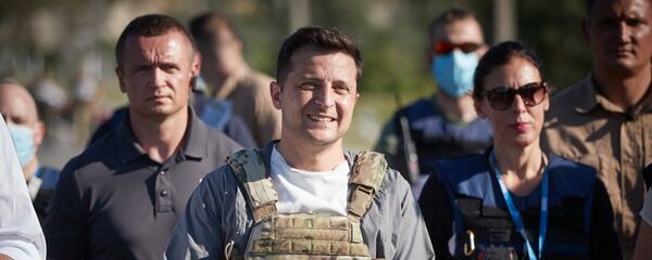 Президент Украины Владимир Зеленский во время визита в Донбасс Президент Украины Владимир Зеленский во время визита в Донбасс - Sputnik Ўзбекистон