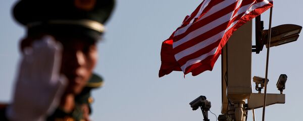 Военный жестикулирует недалеко от Запретного города в Пекине - Sputnik Узбекистан