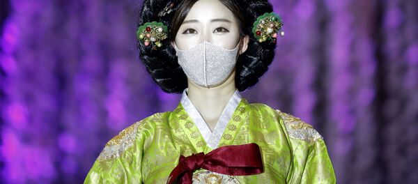 Модель на первом модном показе дизайнерских масок в Сеуле  - Sputnik Узбекистан