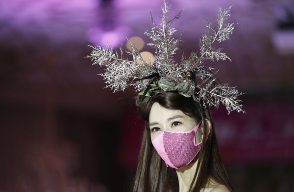 Модель на первом модном показе дизайнерских масок в Сеуле  - Sputnik Узбекистан