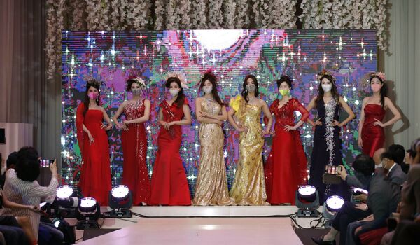 Модели на первом модном показе дизайнерских масок в Сеуле  - Sputnik Узбекистан