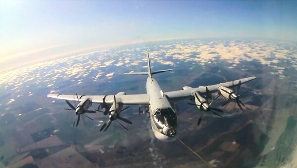 Высший пилотаж: экипажи ракетоносцев Ту-95 отработали дозаправку в воздухе - Sputnik Ўзбекистон