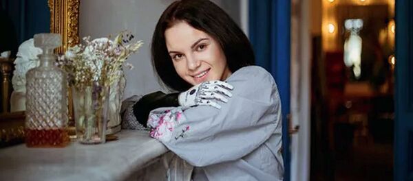 Маргарита Грачева с биопротезом на руке - Sputnik Ўзбекистон