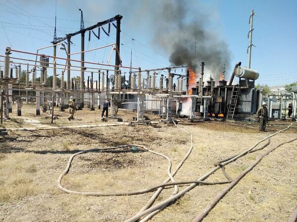 В Бухарской области сгорело 15 тонн нефтепродуктов - видео - Sputnik Узбекистан