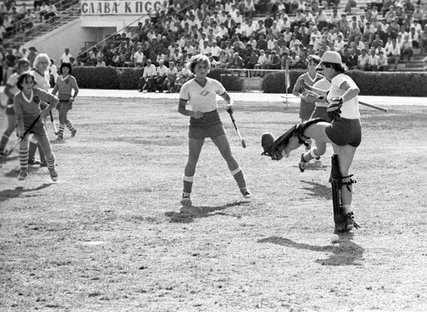 Хоккеистка Алина Хам на Олимпиаде-80: японские кроссовки и защита фамилии Хоккеистка Алина Хам на Олимпиаде-80: японские кроссовки и защита фамилии - Sputnik Узбекистан