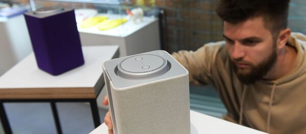 Sotrudnik firmennogo magazina pered startom prodaji umnoy kolonki Yandeks.Stansiya - Sputnik O‘zbekiston