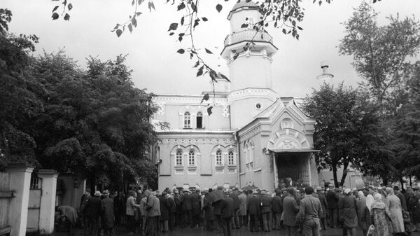 Верующие у Московской соборной мечети - Sputnik Узбекистан
