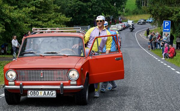 Участники юбилейного парада автомобилей Lada в Эстонии. - Sputnik Узбекистан