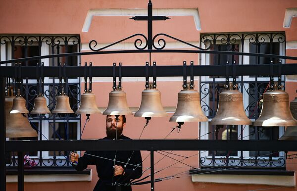 Звонарь Иван Привалов звонит в колокола в церкви Иоанна Богослова в Москве. - Sputnik Узбекистан