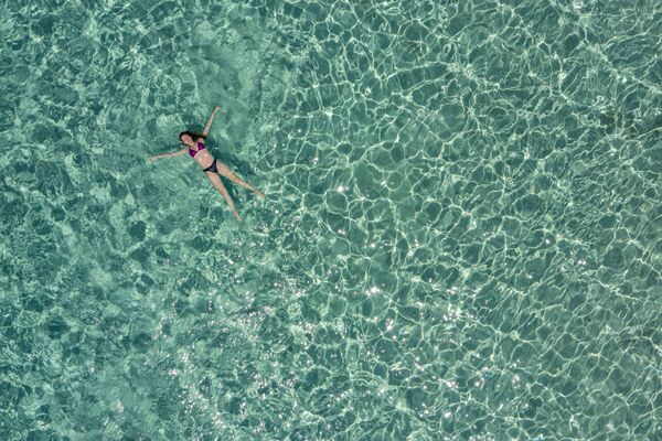 Девушка в море у острова Криси близ Крита, Греция. - Sputnik Узбекистан