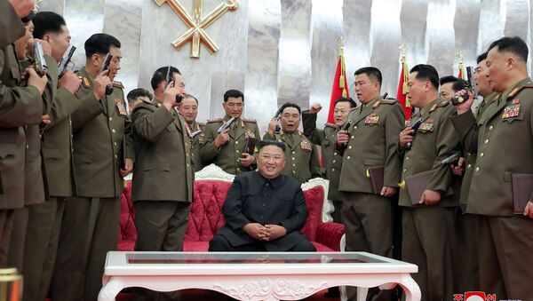Ким Чен Ын позирует после вручения памятных пистолетов офицерам ВС КНДР - Sputnik Ўзбекистон