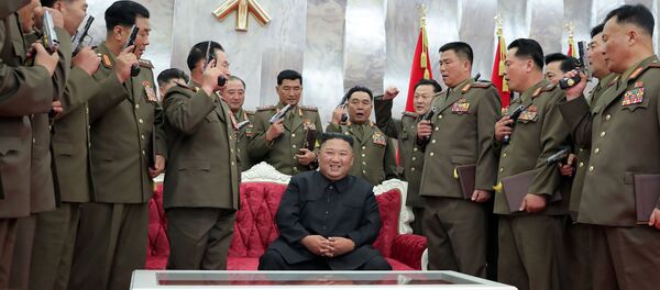 Ким Чен Ын позирует после вручения памятных пистолетов офицерам ВС КНДР Ким Чен Ын позирует после вручения памятных пистолетов офицерам ВС КНДР - Sputnik Ўзбекистон