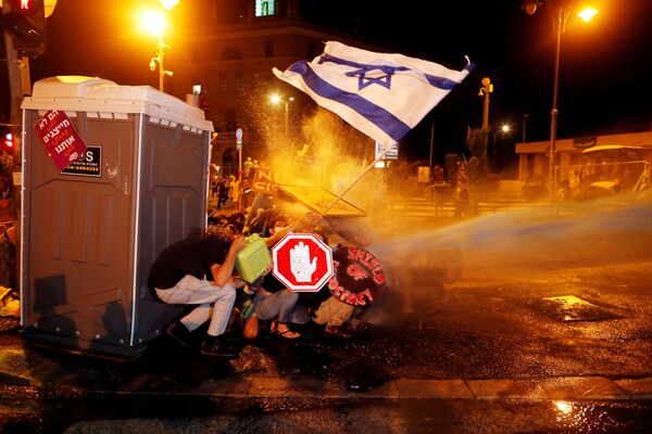 Полиция использует водяные пушки во время акции протеста против Биньямина Нетаньяху в Иерусалиме. - Sputnik Узбекистан