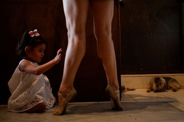 Балерина со своей дочерью во время онлайн-тренировки труппы Ballet de Monterrey в мексиканском городе Монтеррей. - Sputnik Узбекистан