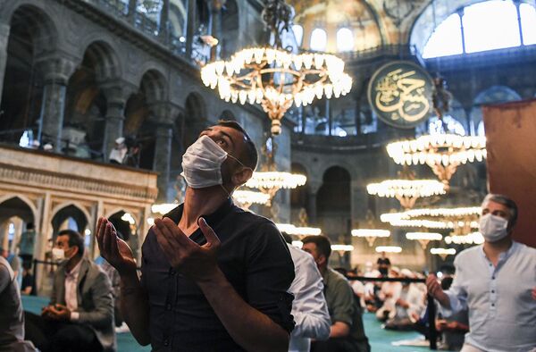 Istanbuldagi Ayya-Sofiya masjida musulmonlar tibbiy niqoblarda.  - Sputnik O‘zbekiston