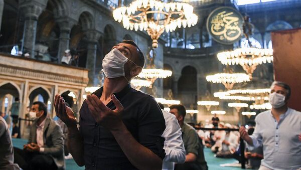 Musulmane v meditsinskix maskax vo vremya molitvi v sobore Svatoy Sofii v Stambule, nedavno vnov stavshem mechetyu - Sputnik O‘zbekiston