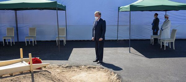 Президент РУз Шавкат Мирзиёев посетил могилу Мусы Ерниязова Президент РУз Шавкат Мирзиёев посетил могилу Мусы Ерниязова - Sputnik Узбекистан