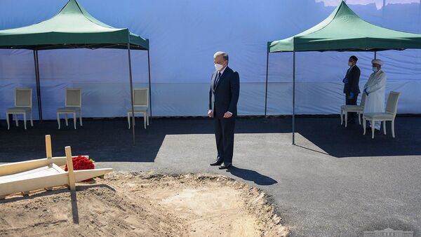 Prezident RUz Shavkat Mirziyoyev posetil mogilu Musi Yerniyazova - Sputnik O‘zbekiston