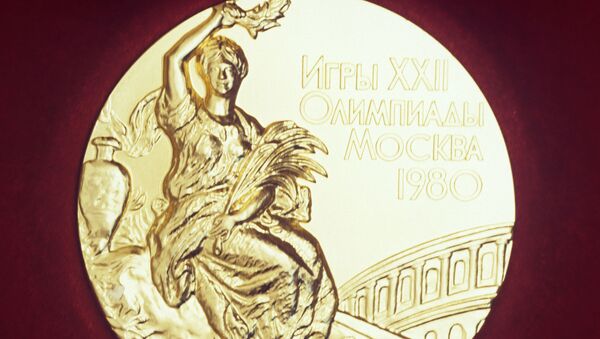 Лицевая сторона золотой медали XXII Олимпийских игр 1980 года - Sputnik Ўзбекистон