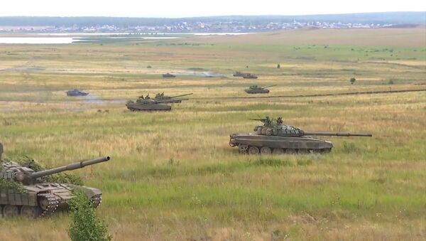 Российские танкисты провели учебный бой в Чебарку - Sputnik Узбекистан