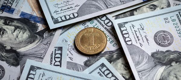 Украинская гривна и купюры американских долларов - Sputnik Узбекистан