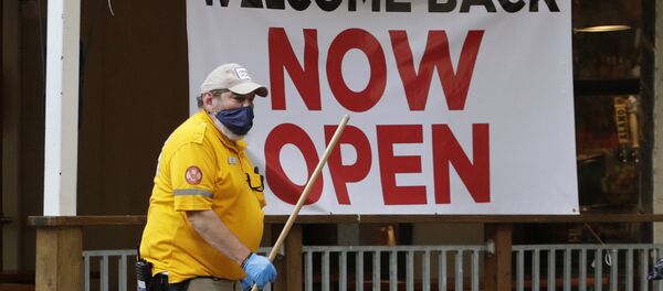 Сотрудник ресторана возле таблички Теперь открыто в Сан-Антонио Сотрудник ресторана возле таблички Теперь открыто в Сан-Антонио - Sputnik Ўзбекистон