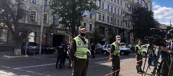 Сотрудники правоохранительных органов и журналисты у здания бизнес-центра Леонардо в Киеве Сотрудники правоохранительных органов и журналисты у здания бизнес-центра Леонардо в Киеве - Sputnik Ўзбекистон