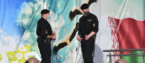 Возле ЦИК Белоруссии выстроилась очередь граждан для подачи обращений Возле ЦИК Белоруссии выстроилась очередь граждан для подачи обращений - Sputnik Ўзбекистон