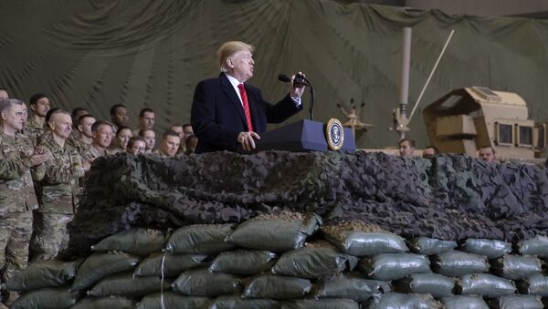 Prezident SShA Donald Tramp beseduyet s voyennoslujashimi v Afganistane - Sputnik O‘zbekiston