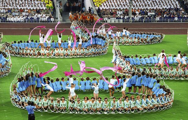 Выступление спортсменов на торжественной церемонии закрытия XXII Олимпийских игр - Sputnik Узбекистан