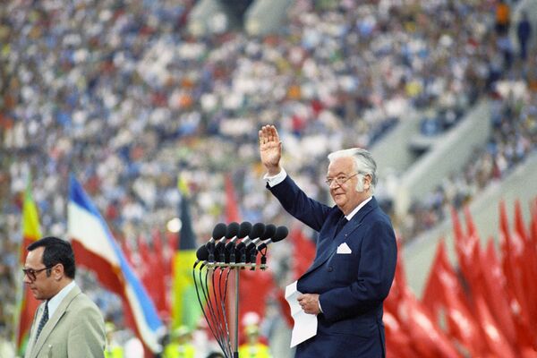 Президент Международного олимпийского комитета лорд Килани приветствует зрителей и спортсменов на торжественной церемонии закрытия игр XXII Олимпиады - Sputnik Узбекистан