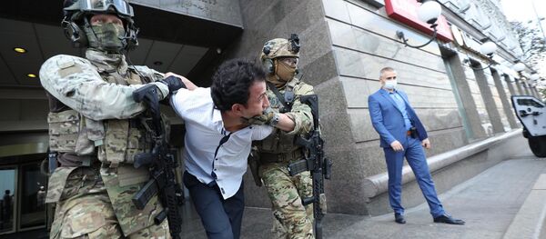 Спецоперация по захвату Сухроба Каримова, угрожавшего взорвать банк в Киеве Спецоперация по захвату Сухроба Каримова, угрожавшего взорвать банк в Киеве - Sputnik Ўзбекистон