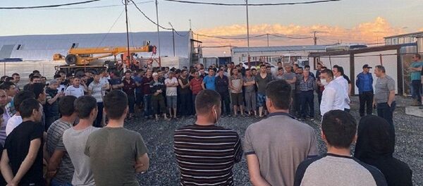 Представители Генконсульства Узбекистана побывали на строительном объекте, где трудятся сограждане Представители Генконсульства Узбекистана побывали на строительном объекте, где трудятся сограждане - Sputnik Ўзбекистон