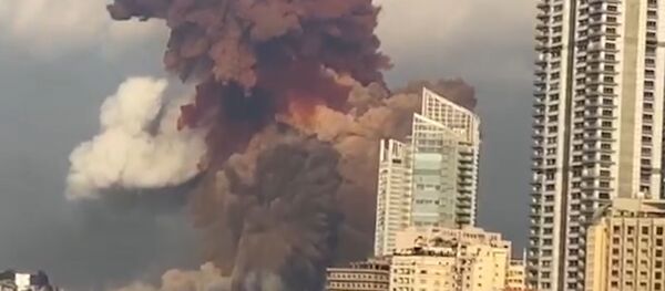 Момент мощнейшего взрыва в Бейруте попал на видео Момент мощнейшего взрыва в Бейруте попал на видео - Sputnik Ўзбекистон