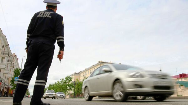 Сотрудник ДПС обеспечивает порядок на дороге в столице Чеченской республики городе Грозном. - Sputnik Узбекистан