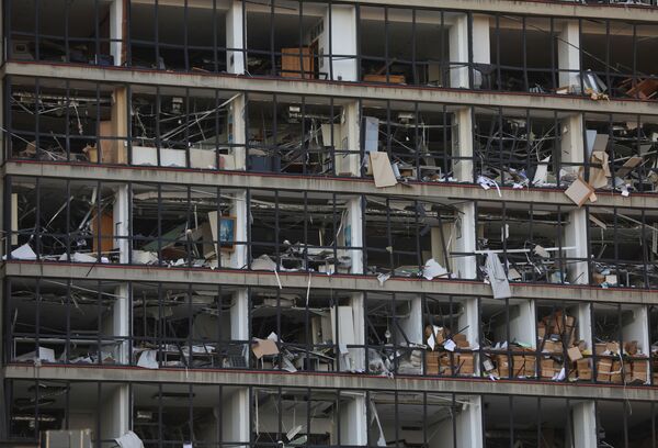 Выбитые стекла в здании, находящемся поблизости от порта Бейрута, где произошел мощный взрыв - Sputnik Узбекистан