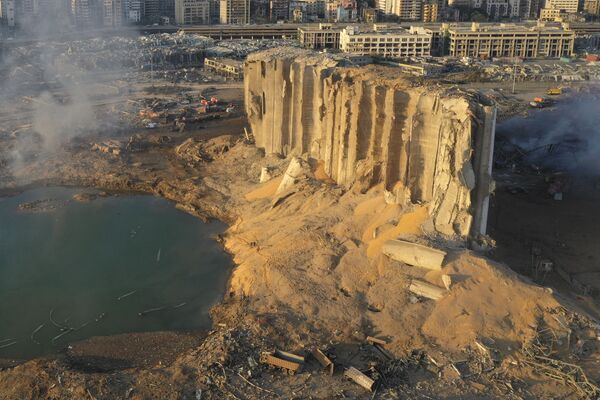 Разрушенное хранилище топлива в Бейруте после взрыва - Sputnik Узбекистан
