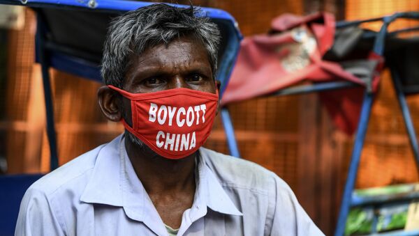 Рикша в маске с надписью Бойкот Китаю в Нью-Дели, Индия  - Sputnik Ўзбекистон