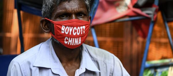 Рикша в маске с надписью Бойкот Китаю в Нью-Дели, Индия Рикша в маске с надписью Бойкот Китаю в Нью-Дели, Индия - Sputnik Ўзбекистон