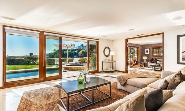 Лола Каримова выставила на продажу три шикарных особняка в Голливуде — фото Лола Каримова выставила на продажу три шикарных особняка в Голливуде — фото - Sputnik Узбекистан